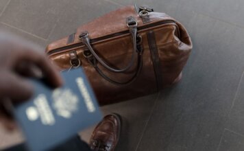 Канада опубликовала ежегодный отчёт о консульской помощи гражданам за 2025–2026 годы Brown leather bag with passport in an airport setting, ideal for travel and fashion themes.