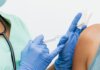 Британская Колумбия начинает вакцинацию к сезону респираторных вирусов Close-up of a nurse in gloves giving a vaccination to a patient.