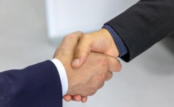 Глава МИД Канады Анита Ананд посетит Индию и ОАЭ с 13 по 16 октября Close-up of two businessmen shaking hands, symbolizing agreement and partnership.