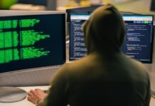 Сооснователь торонтской киберфирмы CYPFER арестован ФБР, компания сменила владельца Хакер в капюшоне за несколькими мониторами
