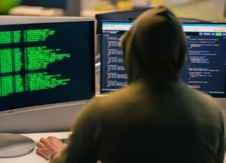 Сооснователь торонтской киберфирмы CYPFER арестован ФБР, компания сменила владельца Хакер в капюшоне за несколькими мониторами