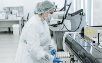 Джордж Мутвири назначен в Руководящий совет Канадских институтов исследований здоровья Laboratory scientist in protective gear working with medical samples.