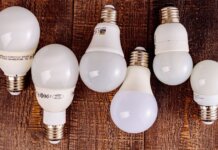 ENERGY STAR Canada назвала лидеров энергоэффективности в год 25-летия программы LED light bulbs arranged on a wooden surface, showcasing their modern design.