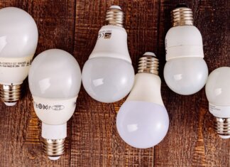 ENERGY STAR Canada назвала лидеров энергоэффективности в год 25-летия программы LED light bulbs arranged on a wooden surface, showcasing their modern design.