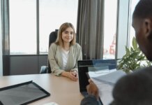 Либералы заблокировали дебаты о безработице среди молодёжи: показатель вырос до 13% Young woman sitting confidently in a modern office for a job interview.