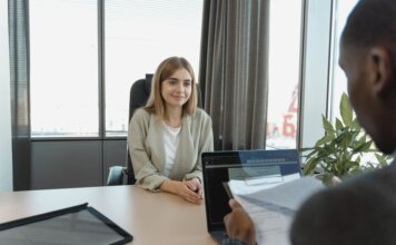 Либералы заблокировали дебаты о безработице среди молодёжи: показатель вырос до 13% Young woman sitting confidently in a modern office for a job interview.